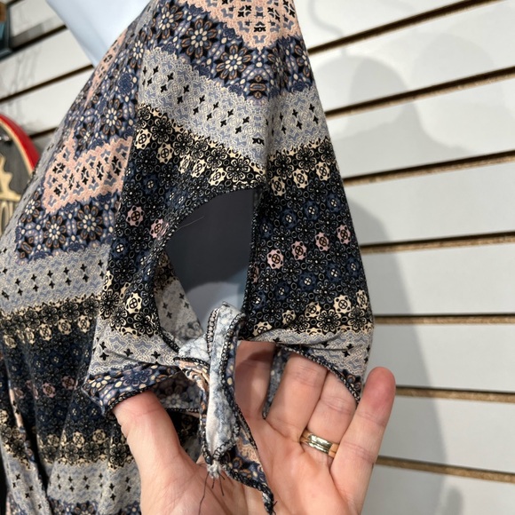 Jody wrap-style dress size medium - Picture 5 of 9